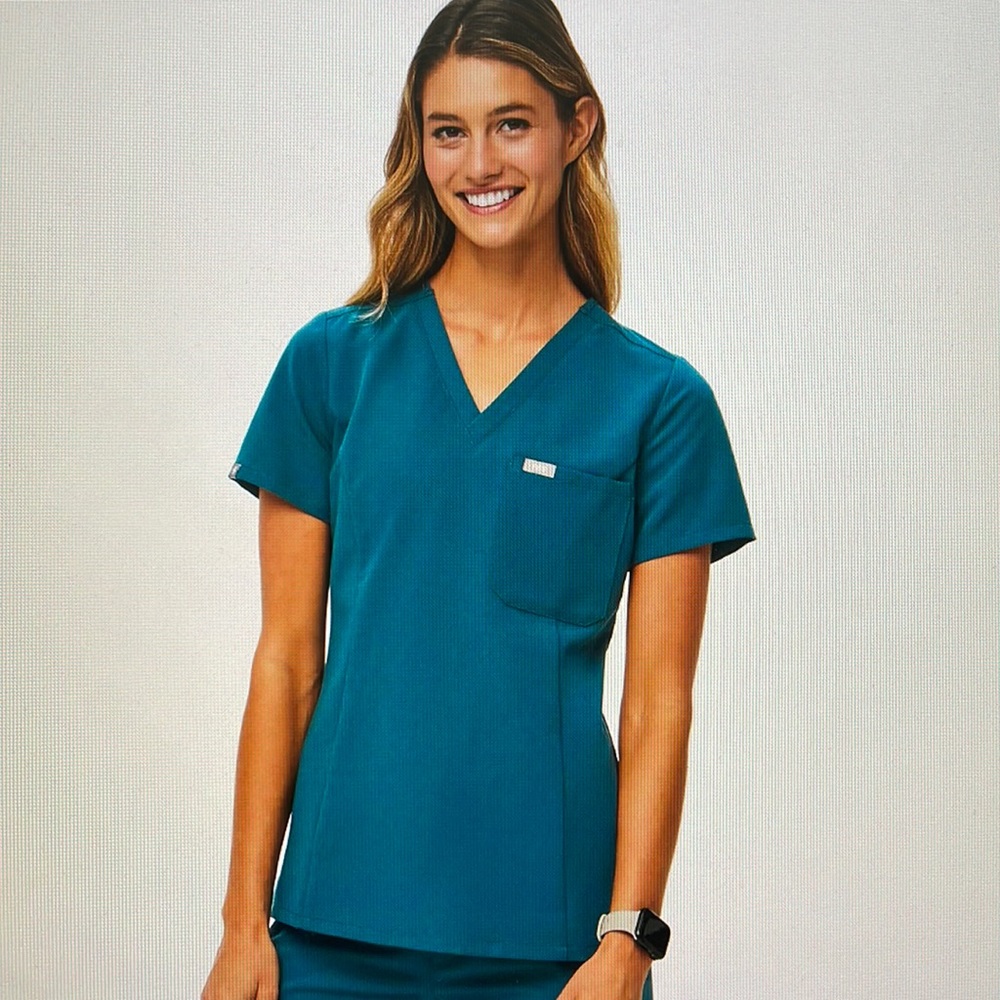 Slim Catarina one pocket scrub top